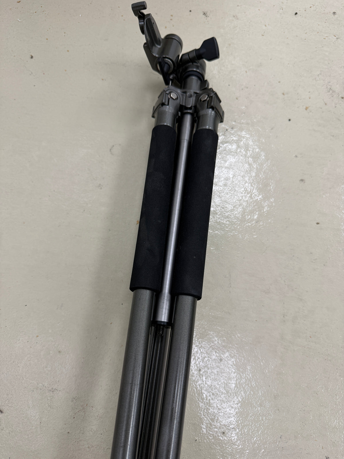Tiltall Tripod Grey Metal with head