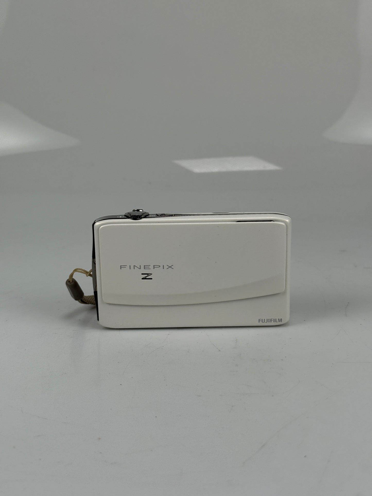 FUJIFILM FinePix Z900EXR 16.0MP Compact Digital Camera White