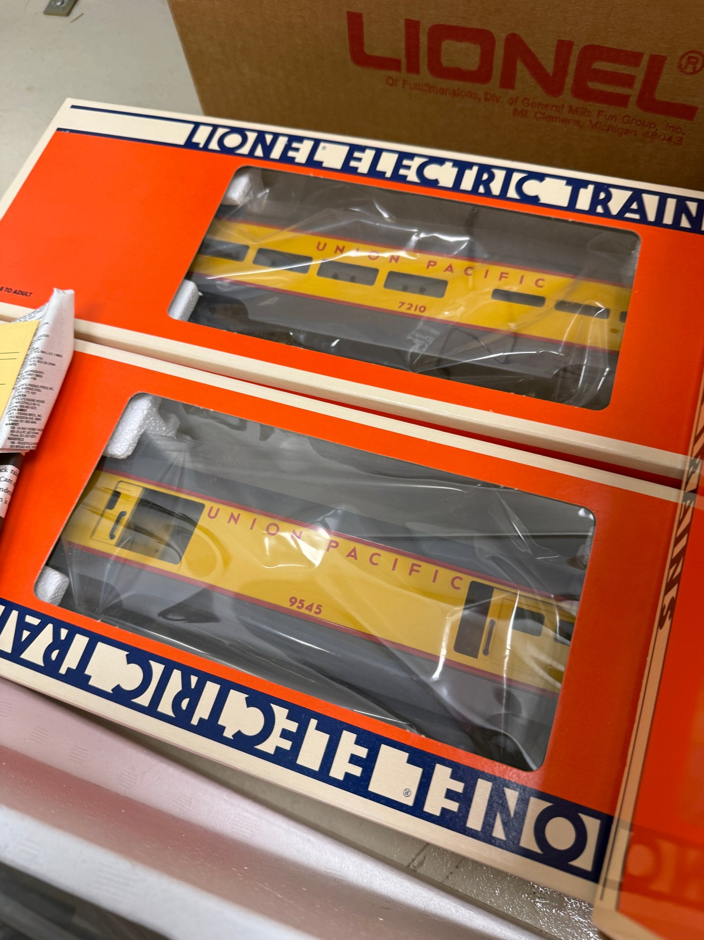 Lionel O Gauge Union Pacific Smooth Side Passenger set with DASH-8 40C locomotive