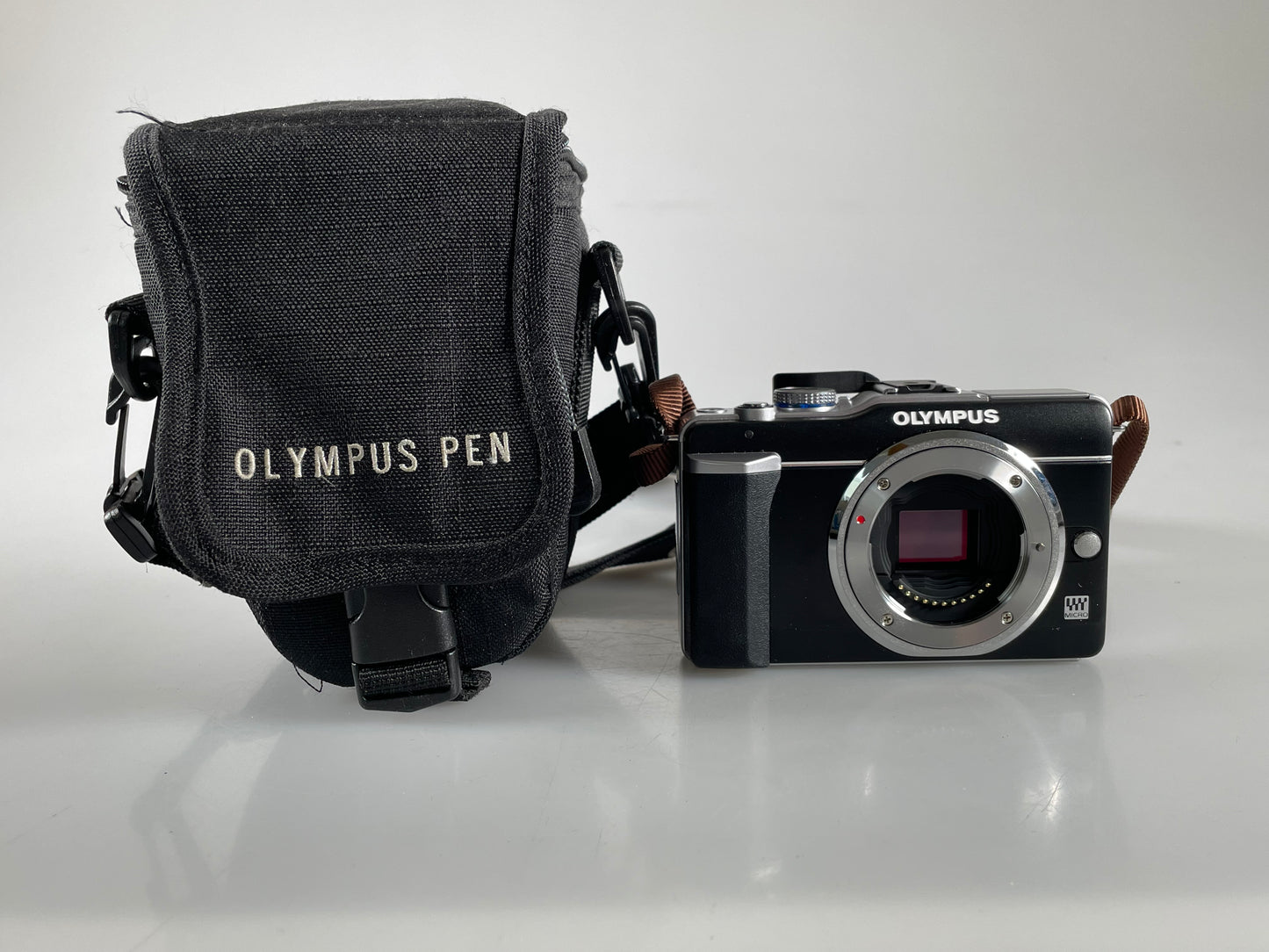 Olympus E-PL1  12.3MP mirrorless digital camera body Black w/ strap and case