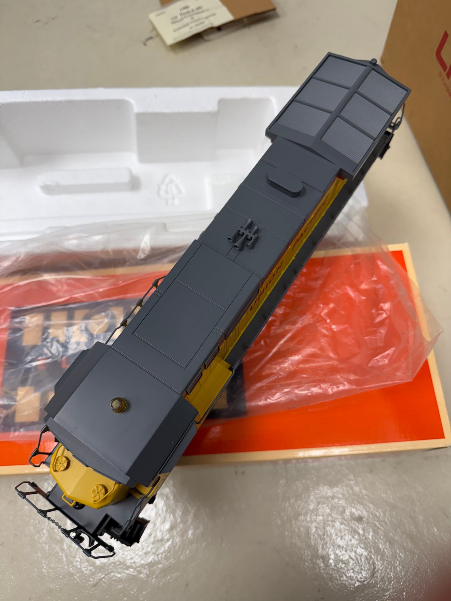 Lionel O Gauge Union Pacific Smooth Side Passenger set with DASH-8 40C locomotive