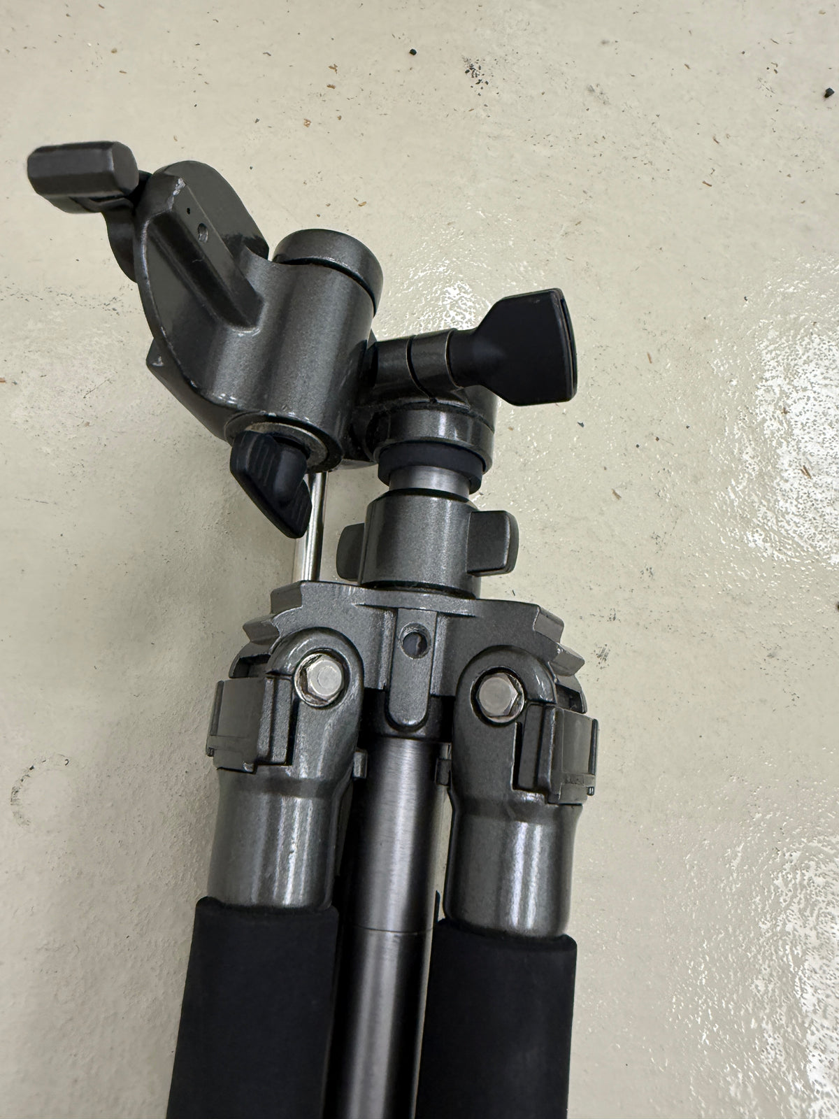 Tiltall Tripod Grey Metal with head