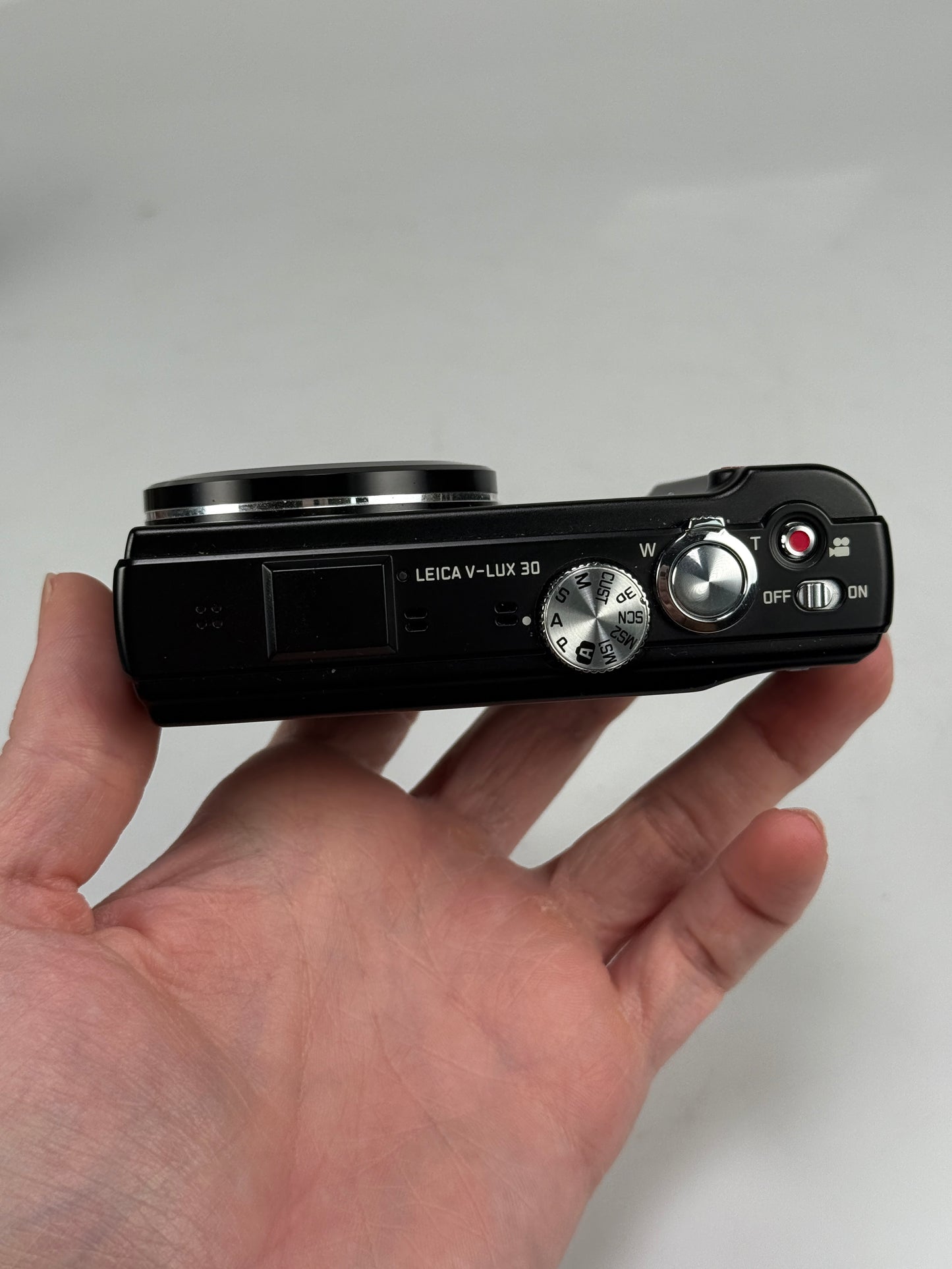 Leica V-Lux 30 14.1MP Compact Digital Camera