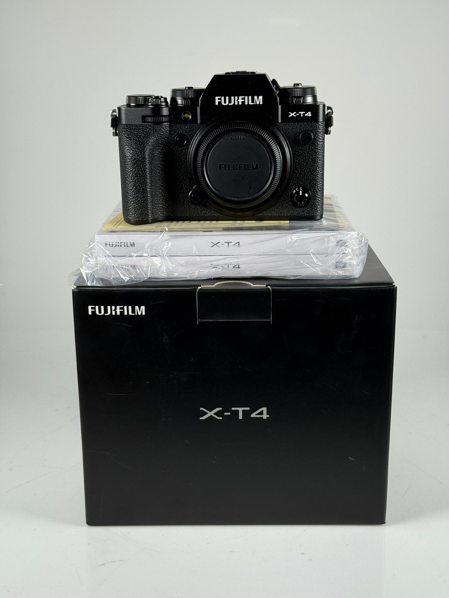 Fuji Fujifilm XT4 XT-4 26.1MP Black Body Only