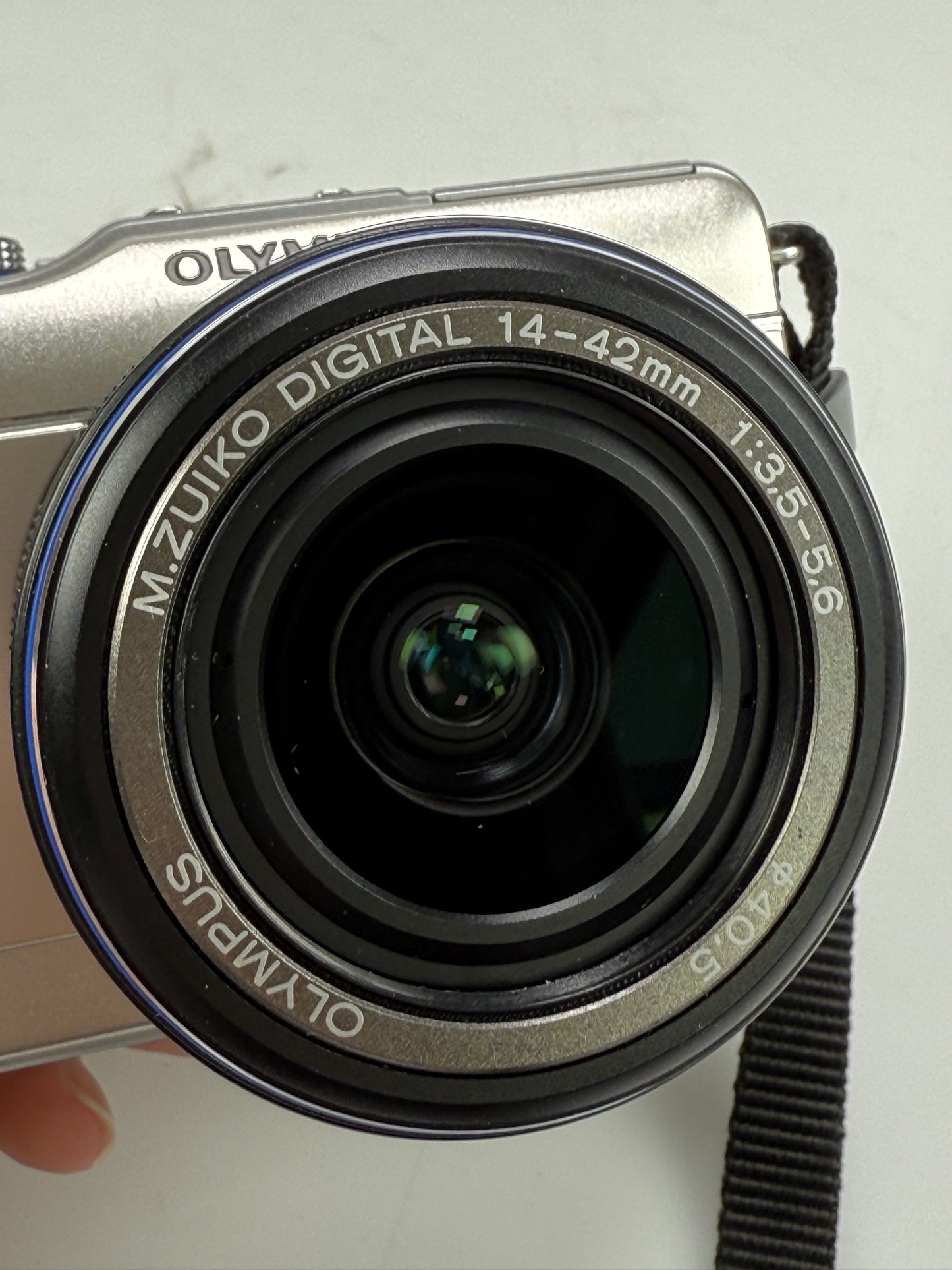 Olympus E-PL1  12.3MP mirrorless digital camera body Silver with 14-42mm L ED lens