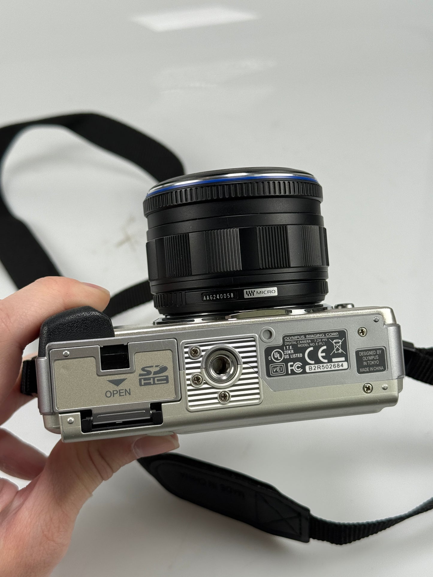 Olympus E-PL1  12.3MP mirrorless digital camera body Silver with 14-42mm L ED lens