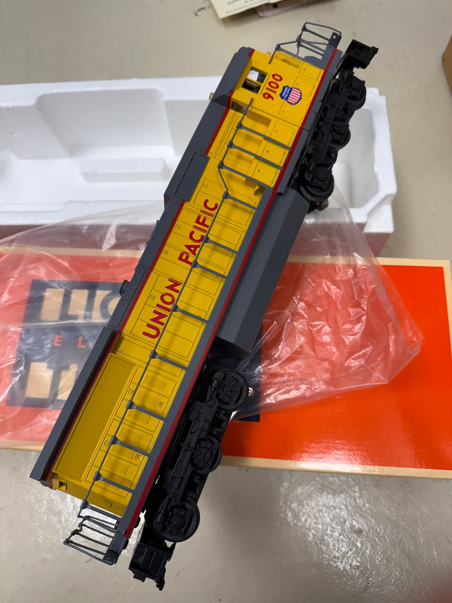 Lionel O Gauge Union Pacific Smooth Side Passenger set with DASH-8 40C locomotive