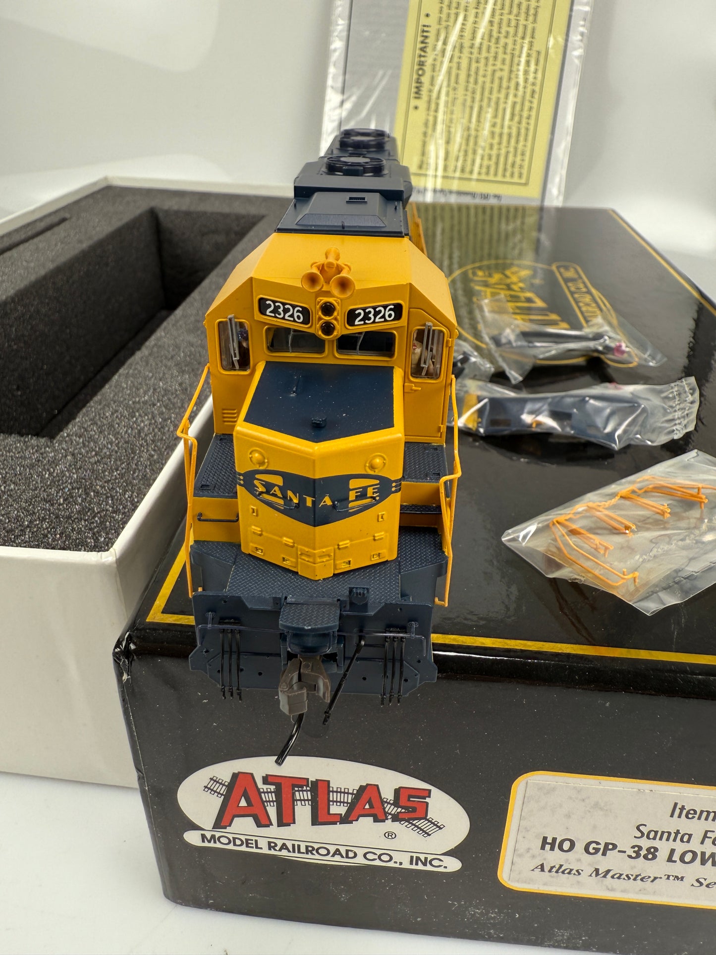 ATLAS master gold HO 10000 SANTA FE # 2326 HO GP-38 low noise locomotive w/ DCC & Sound