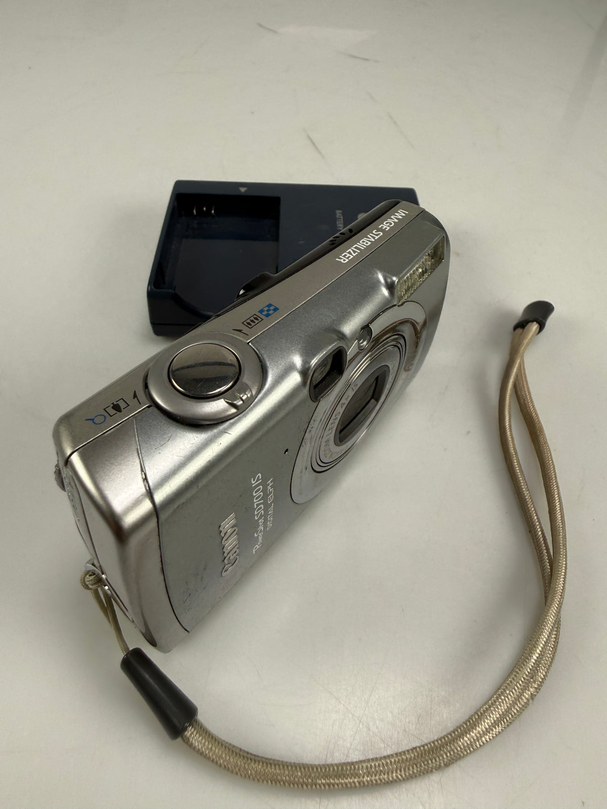 Canon PowerShot SD700 IS Digital Camera 6.0 MP Battery and charger