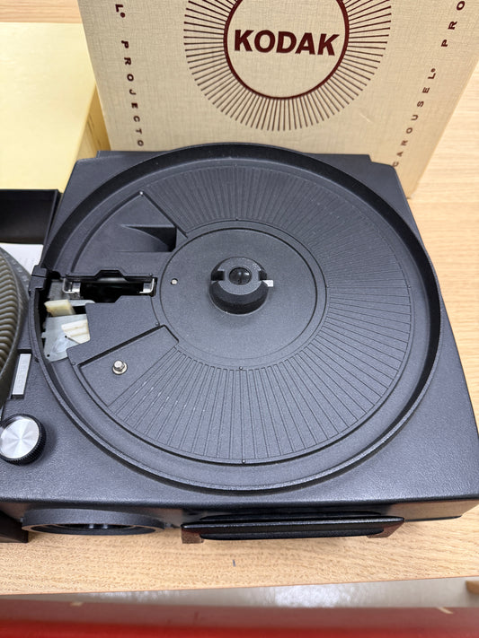 Vintage Kodak 600 Carousel Slide Projector w/Tray