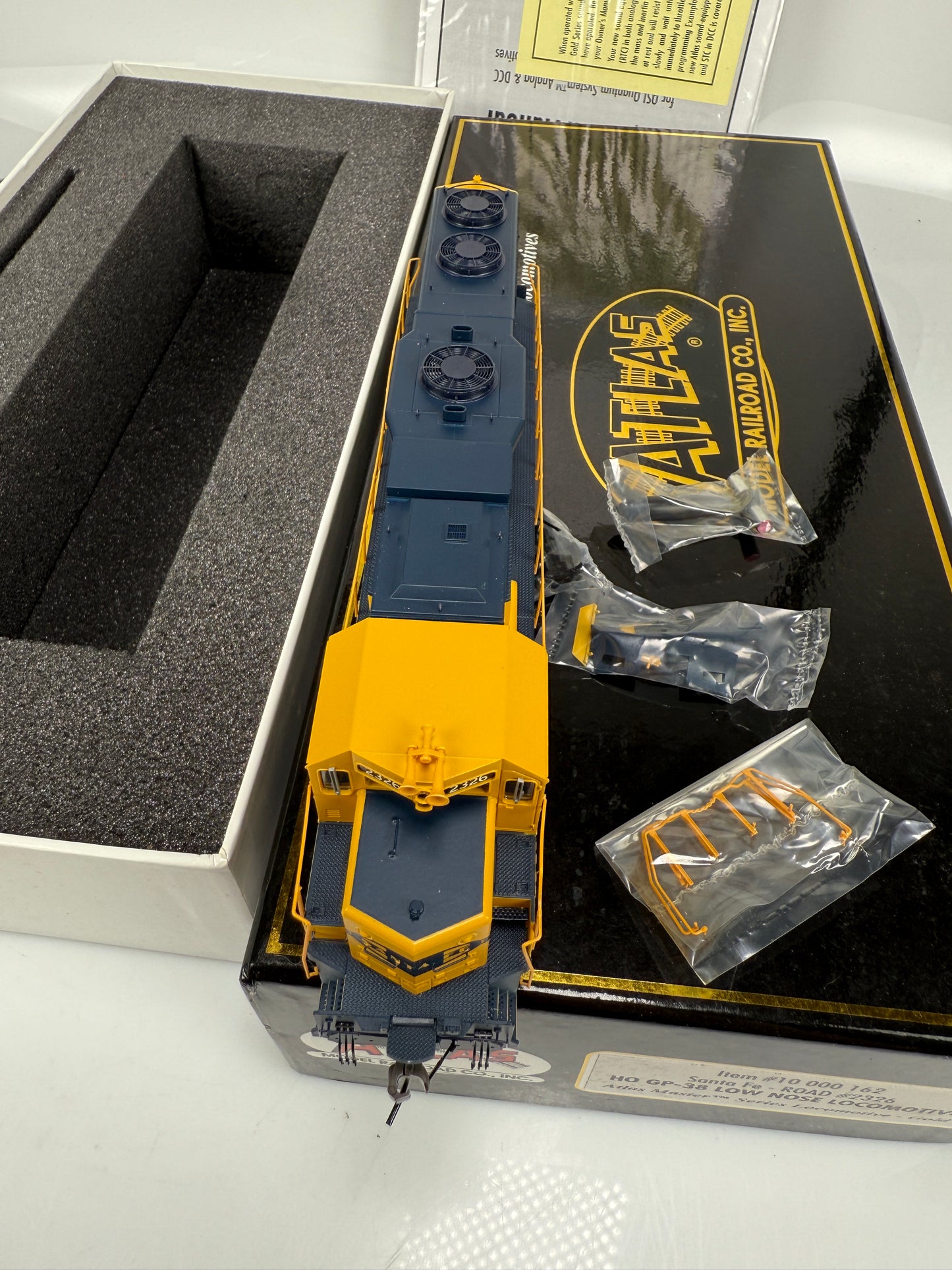 ATLAS master gold HO 10000 SANTA FE # 2326 HO GP-38 low noise locomotive w/ DCC & Sound