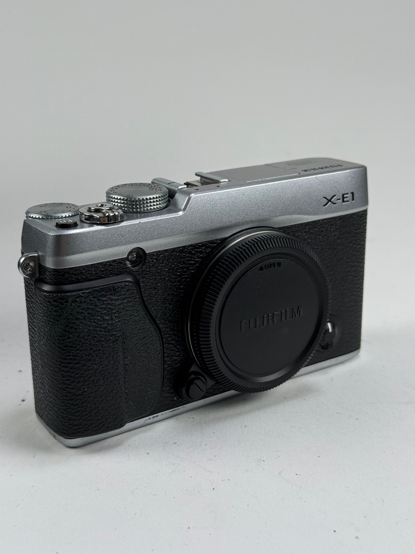 Fuji Fujifilm X-E1 16.3MP Digital Mirrorless Camera Body Silver