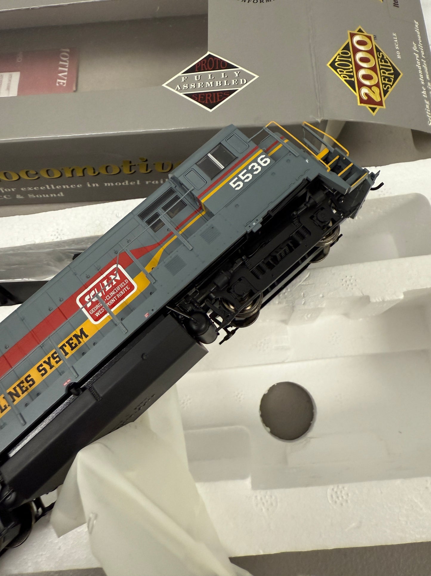 Proto 31375 U30B 2000 series locomotive HO family lines system 5536 sound & DCC