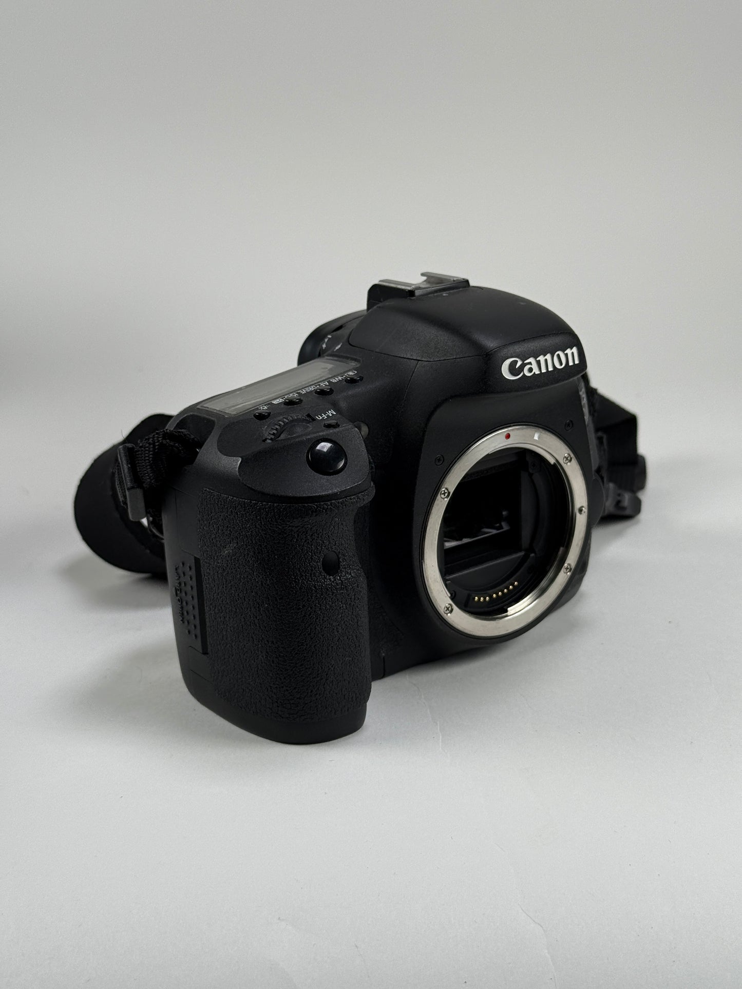 Canon EOS 7D 18MP Digital SLR Camera kit w/ 18-135mm IS lens