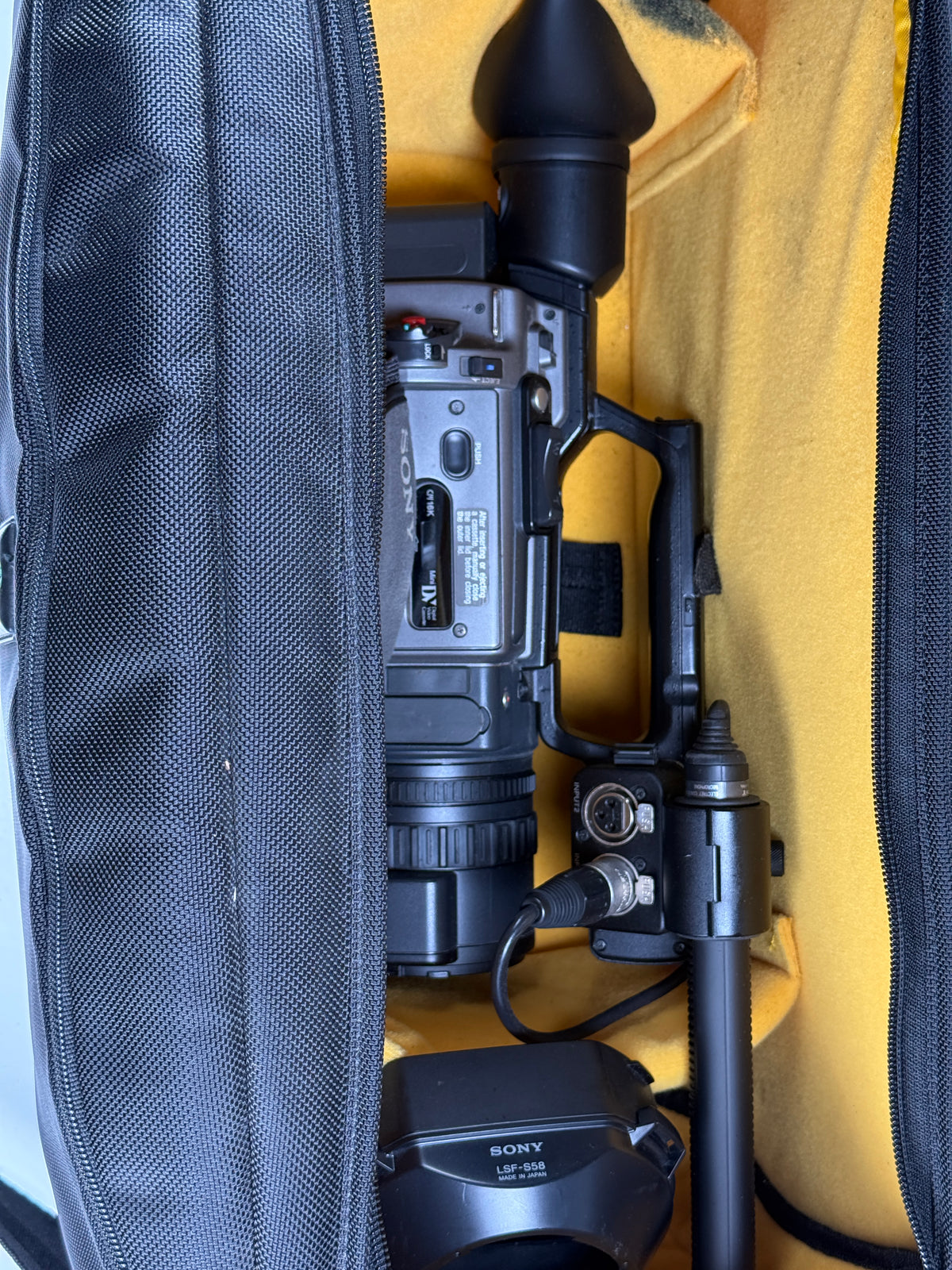 Sony DSR-PD170 DVCAM 3CCD MiniDV Professional Digital Camcorder W/Bag + USA