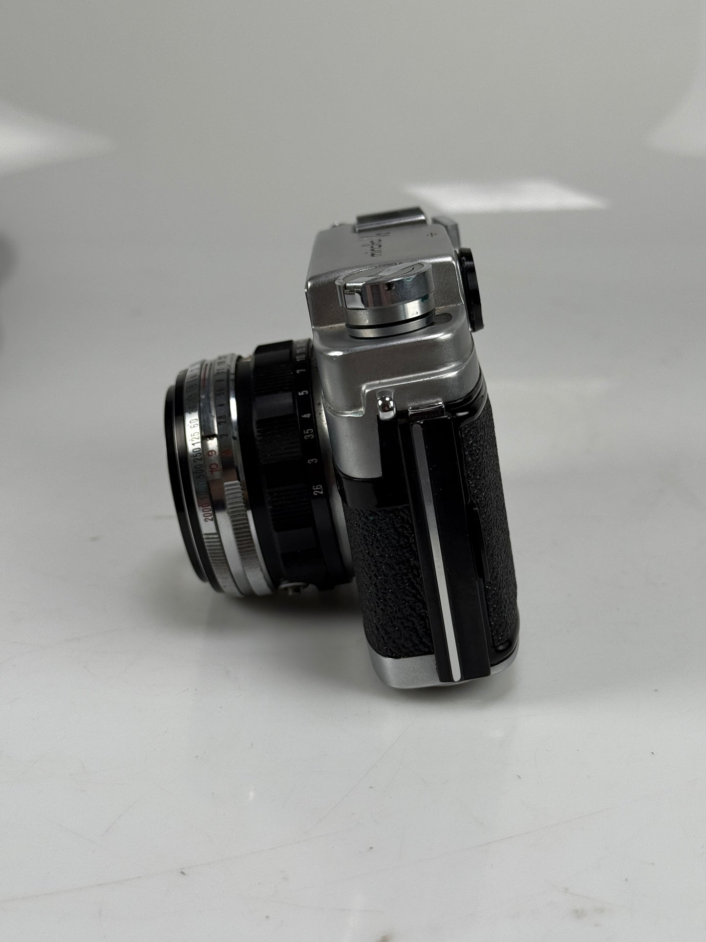 Minolta V2 Rangefinder 35mm Film Camera w/ 45mm F2 Lens