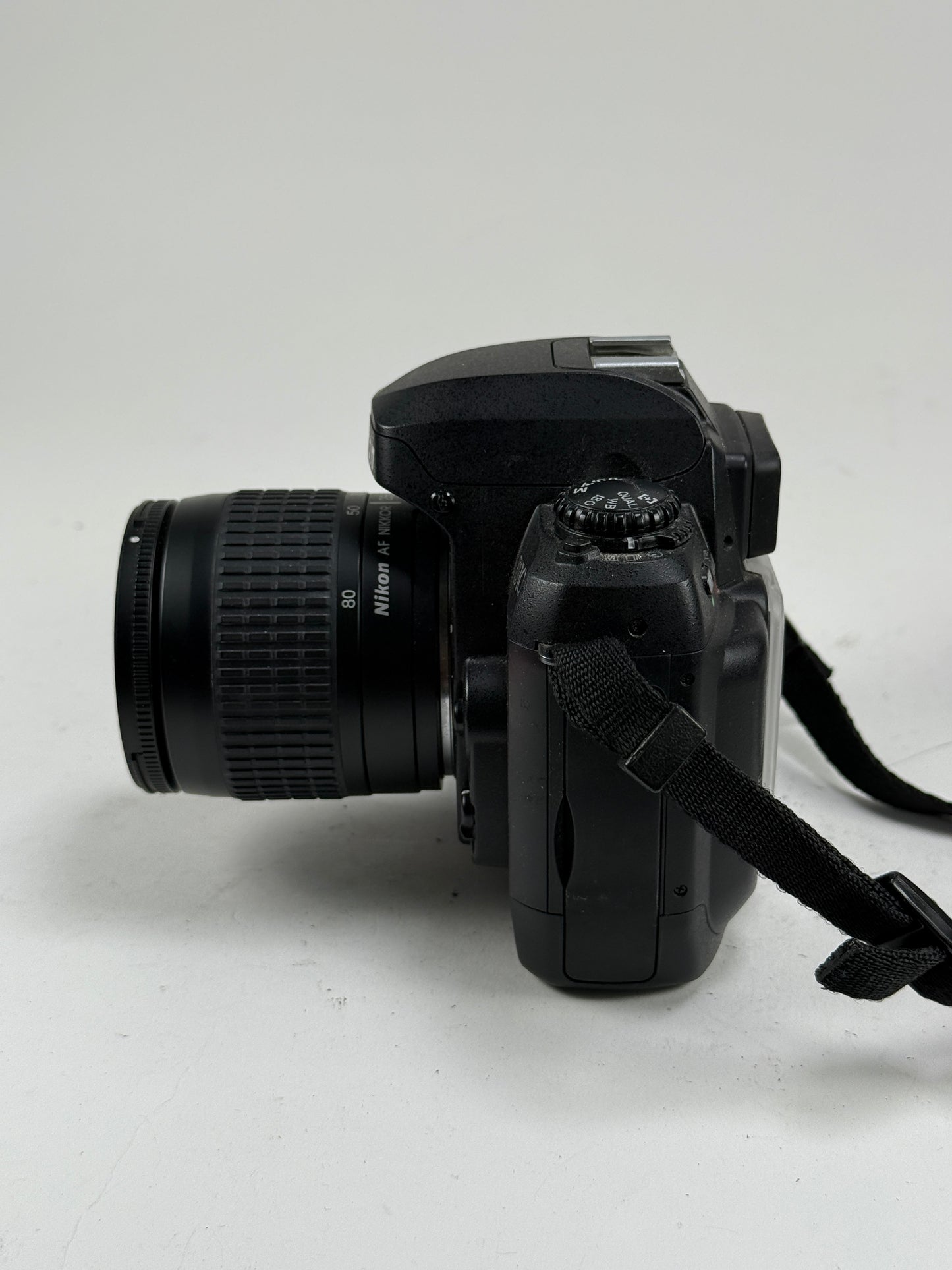 Nikon D100 DX Digital SLR Camera kit with 28-80mm lens