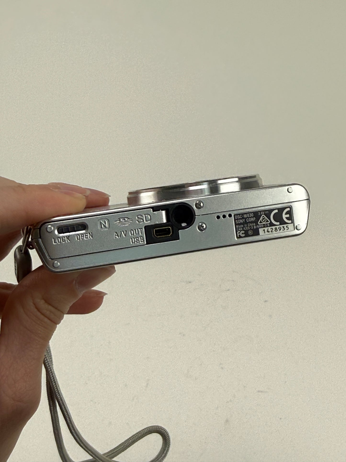 Sony DSC-W830 CyberShot 20.1MP Digital Camera 8x Zoom Silver