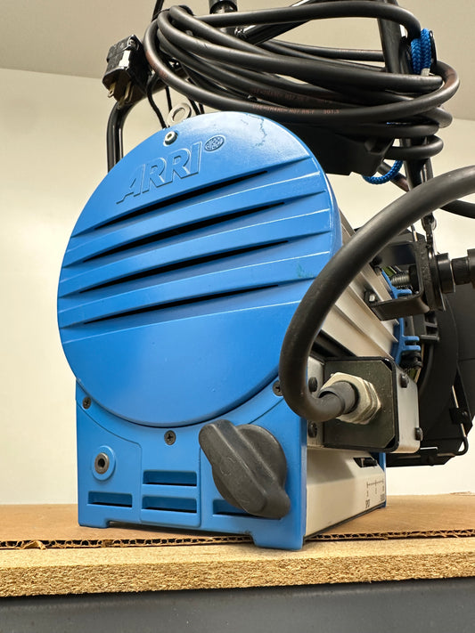 Arri Studio 1000 Fresnel - Tungsten 1000W Light with Barn Doors