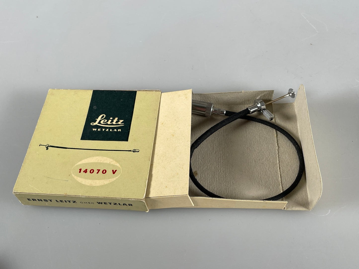 Leica Leitz Camera Shutter Cable Release Rangefinder Bell w/ Lock - 10” 14070 V