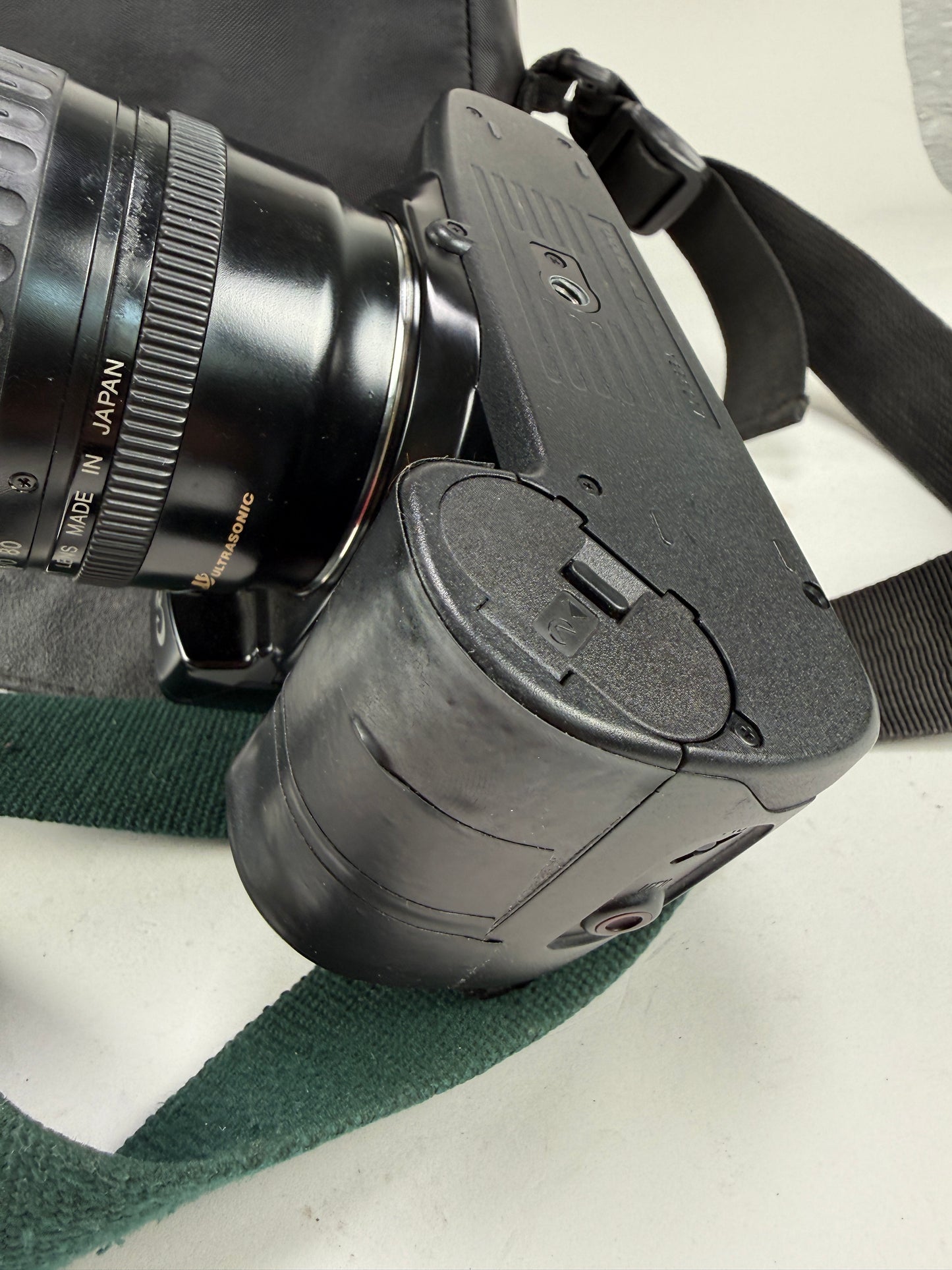 Canon EOS ELAN Film SLR Camera w/ 28-80mm f3.5-5.6 EF lens