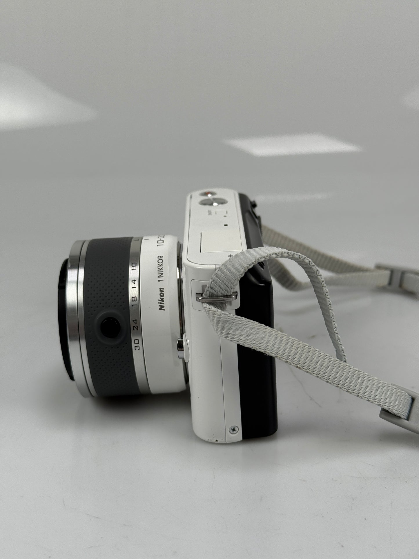 Nikon 1 J1 10.1MP Mirrorless SLR Camera w/ 10-30mm Lens white