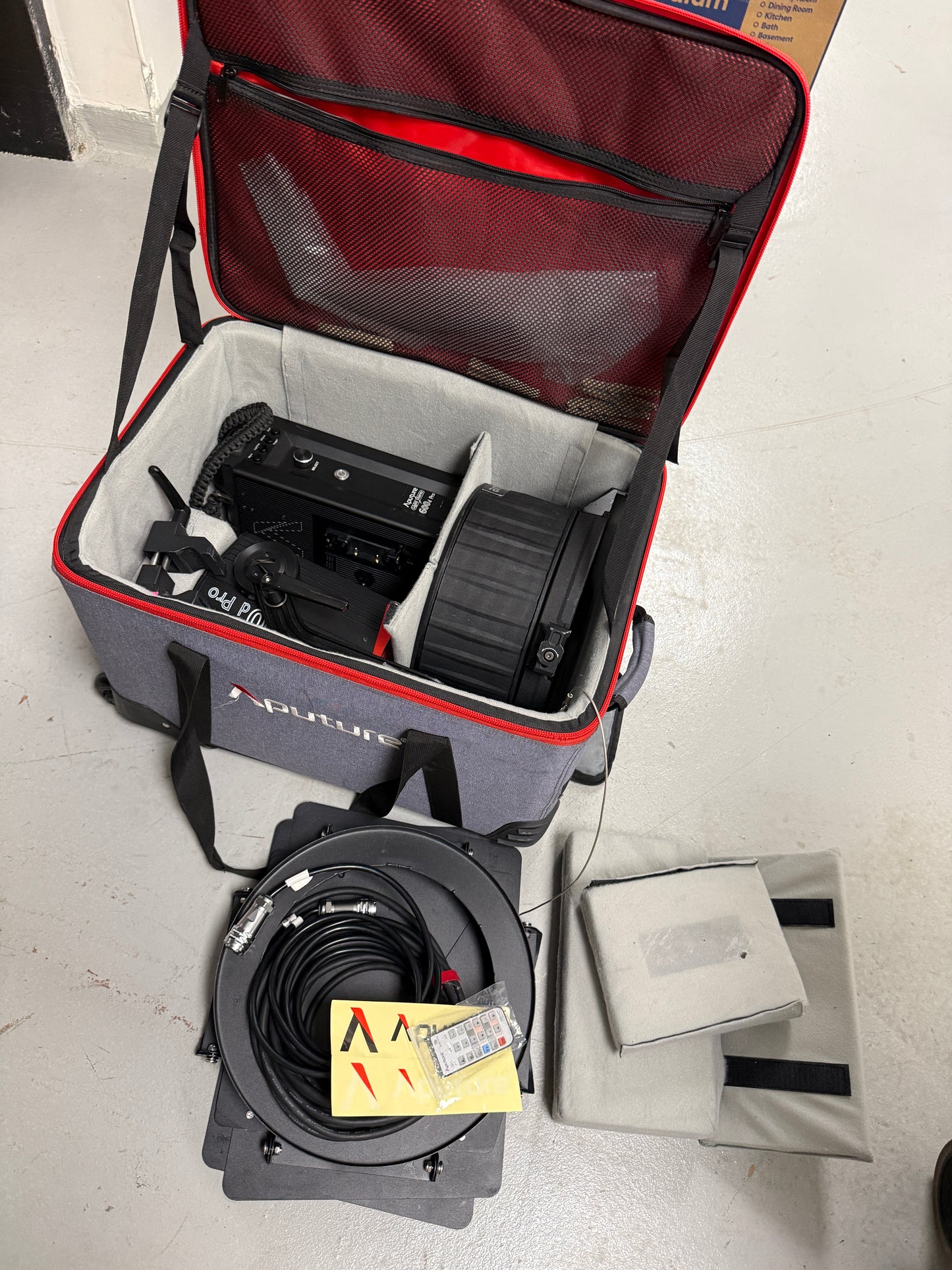 Aputure LS 600d Pro Bi-Color LED Monolight (V-Mount) w/ Fresnel F10