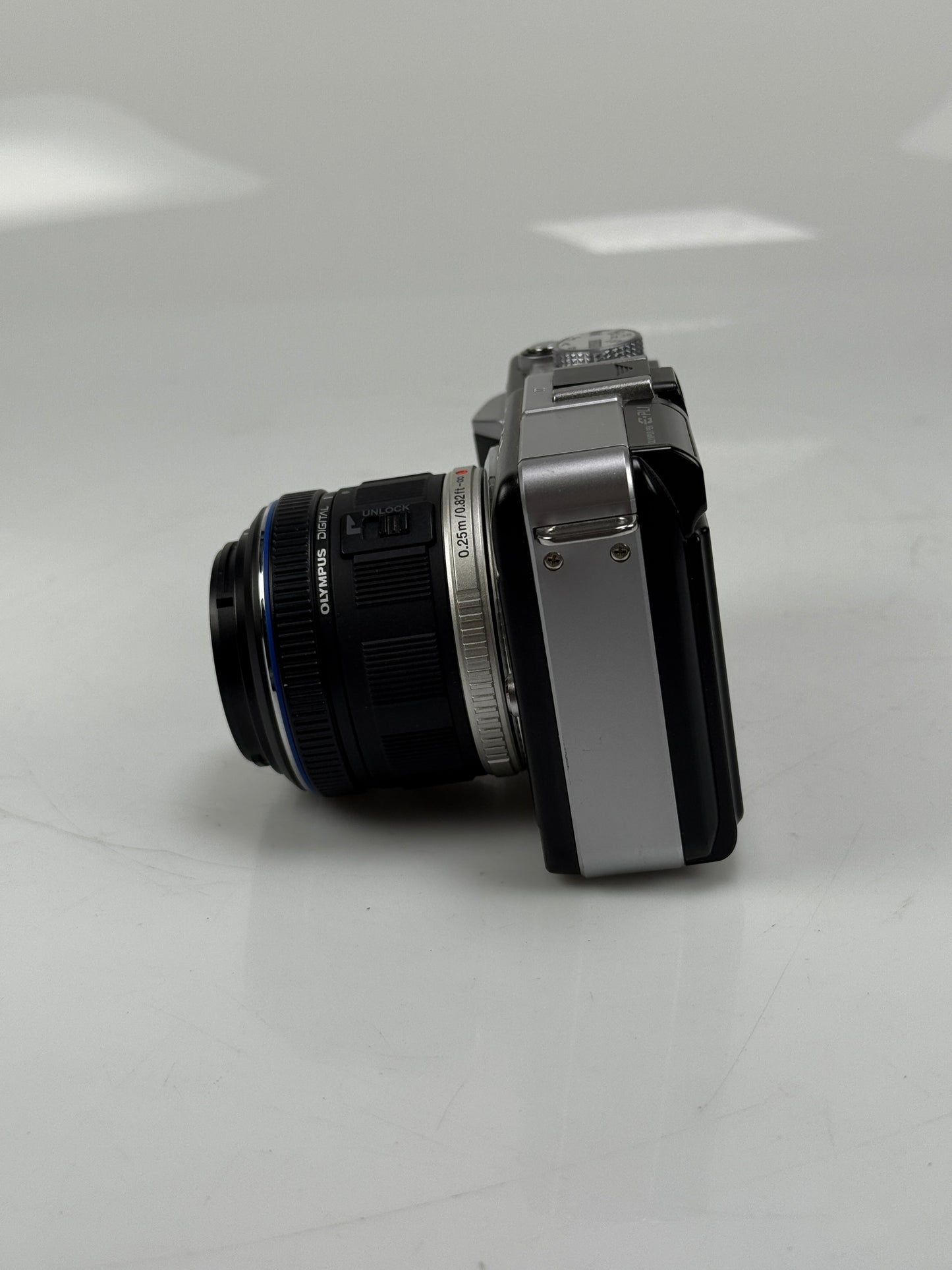 Olympus E-PL1  12.3MP mirrorless digital camera body black with 14-42mm L ED lens