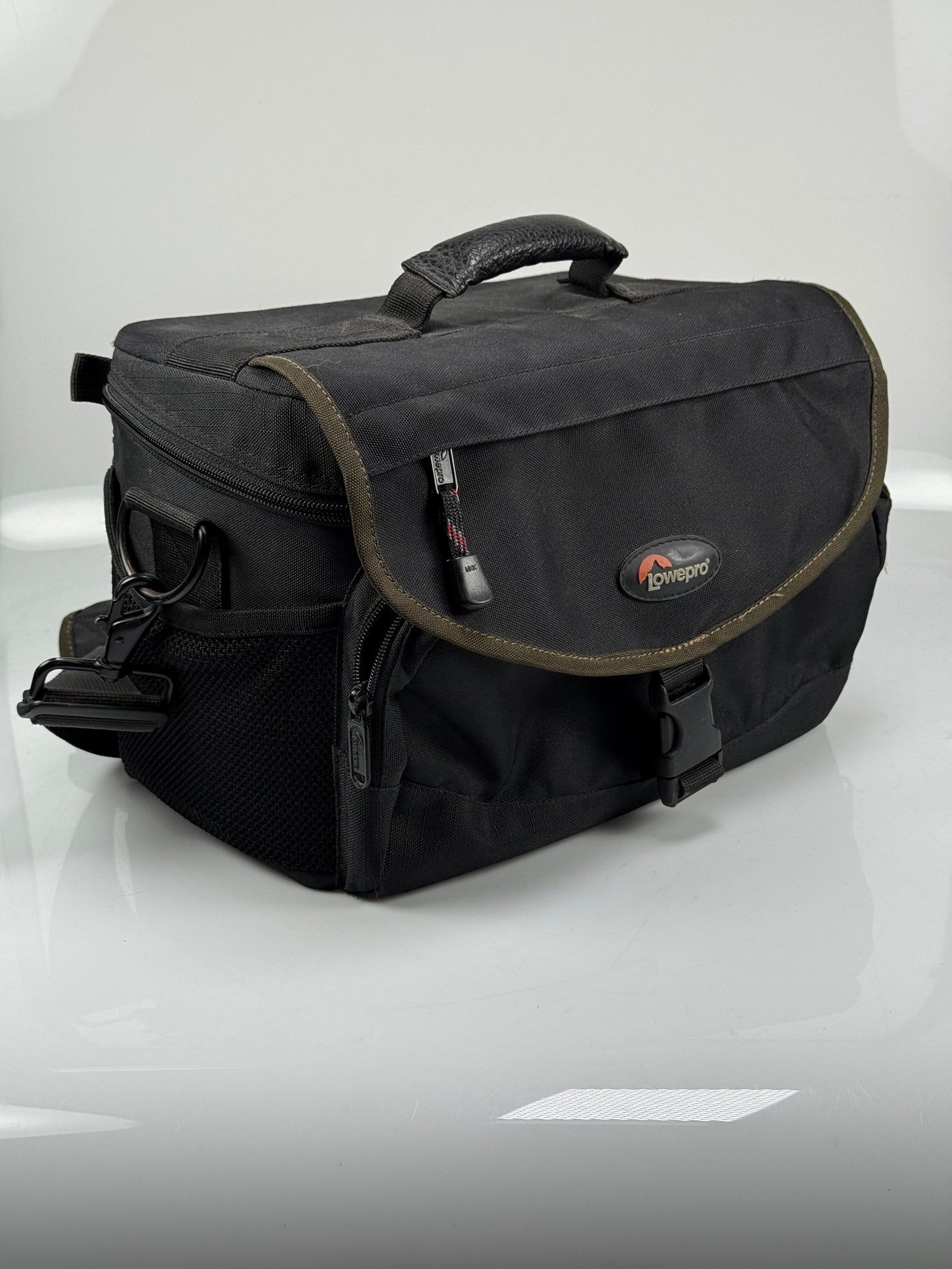 LOWEPRO Black NOVA 4 DSLR/Mirorless Pro Shoulder Camera Bag
