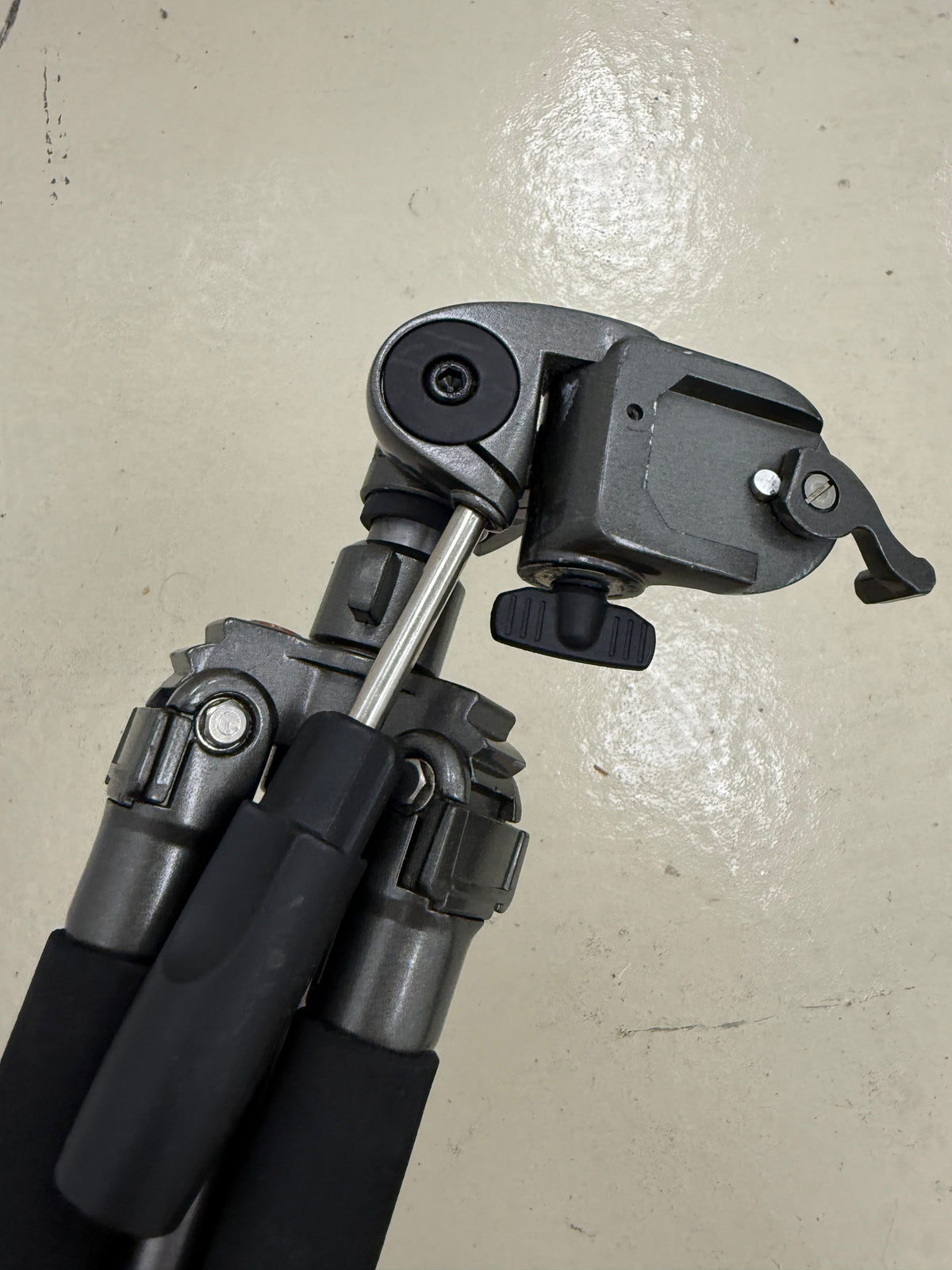 Tiltall Tripod Grey Metal with head
