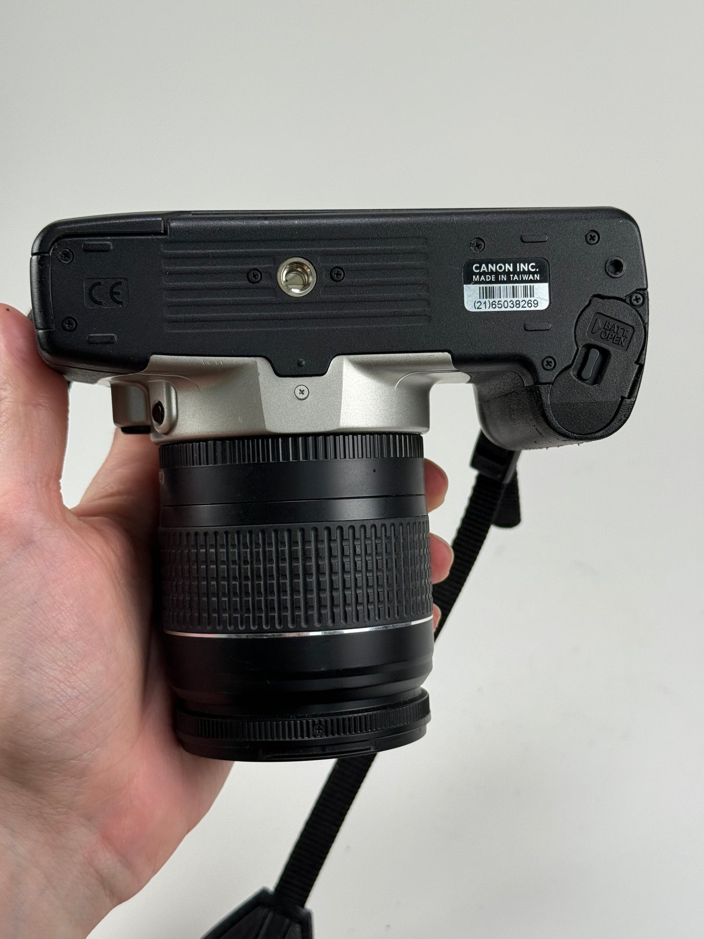 Canon EOS Rebel 2000 35mm SLR Film Camera kit with 28-80mm USM lens