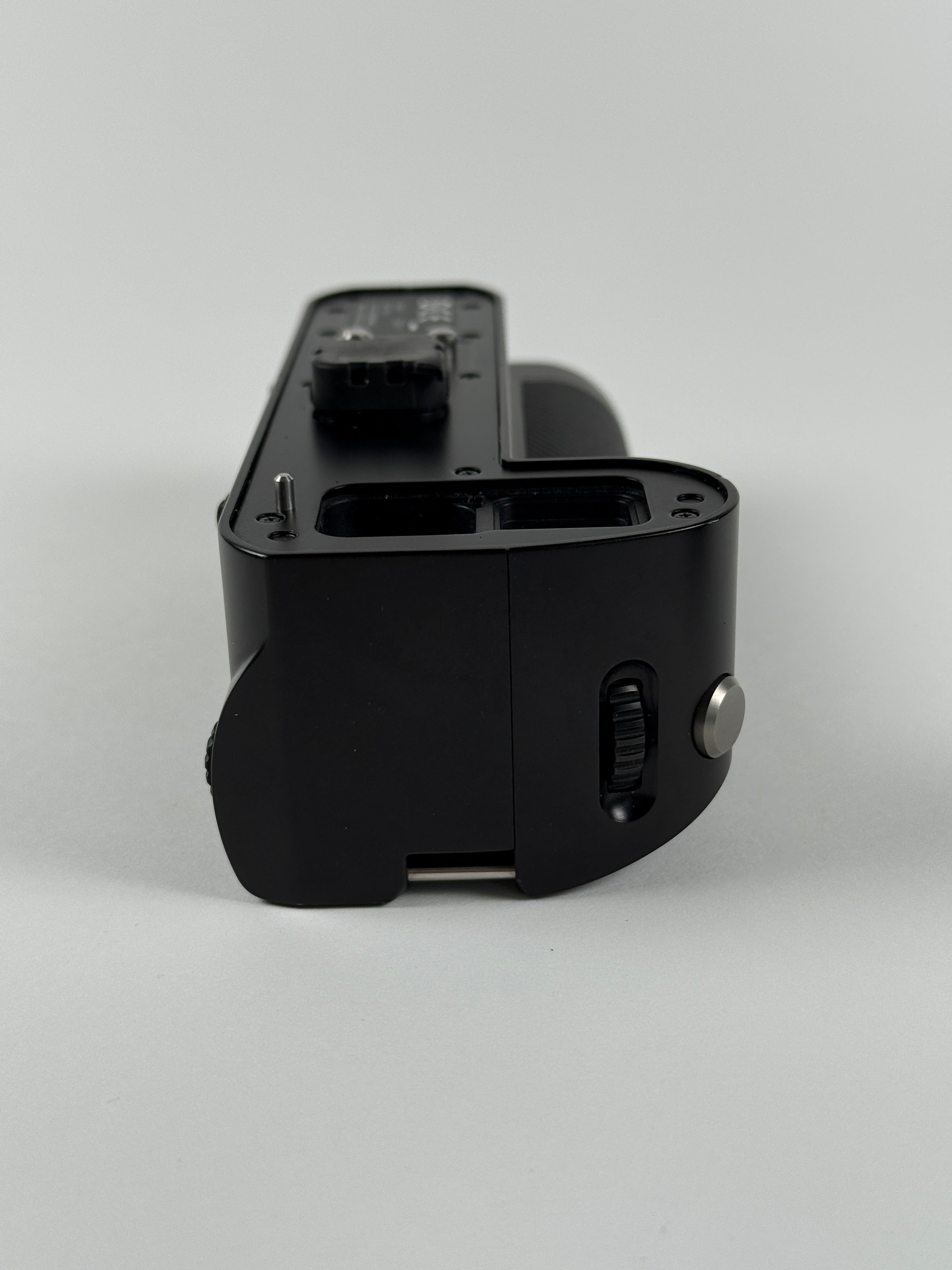 Leica HG-SCL4 Multifunction Handgrip for SL 16063 – Cardinal