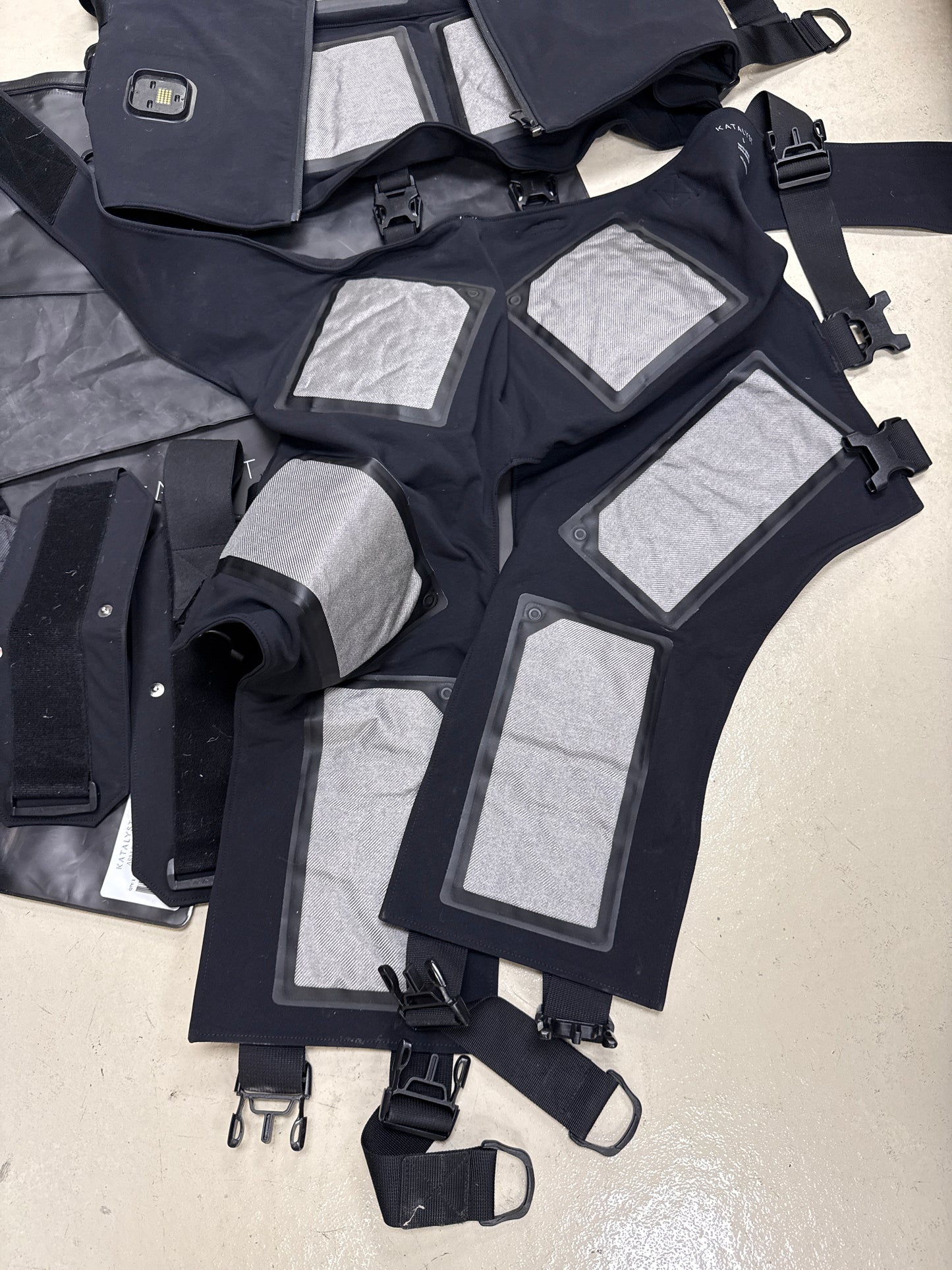 Complete Katalyst EMS Body Training System; Suit - L, Base layer, arms Size M