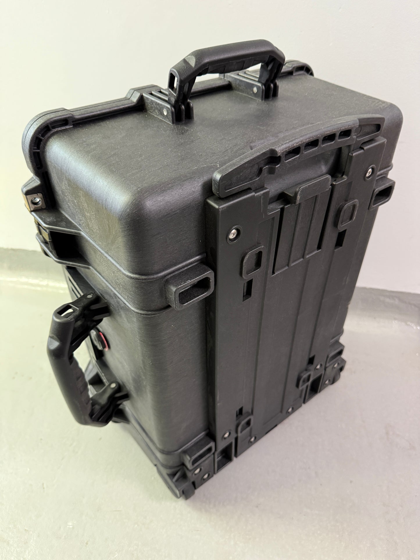 Pelican 1560 Watertight Hard Case with Foam Insert, with Wheels - Black