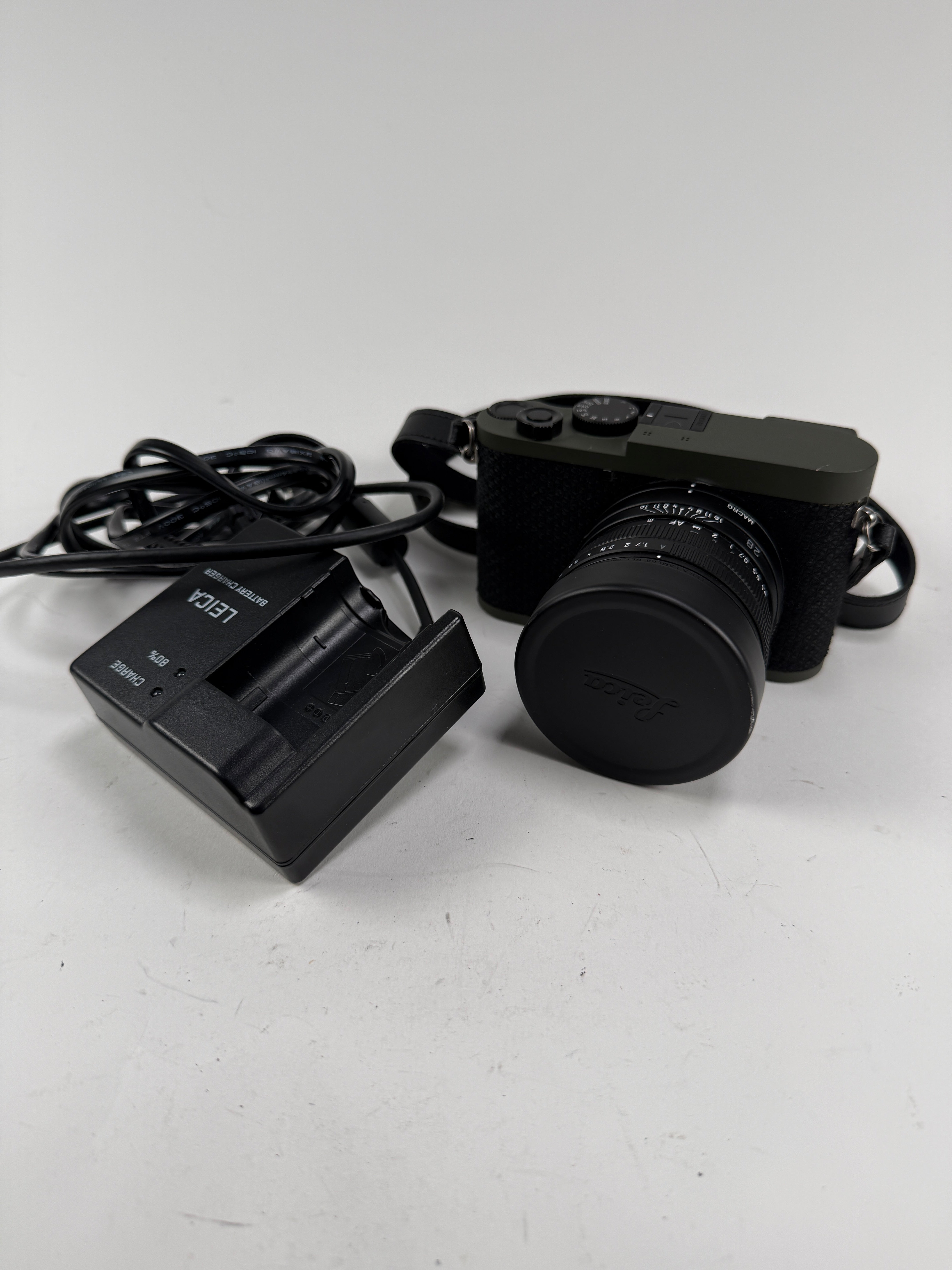 Leica Q2 Reporter Edition 47.3MP Digital Camera 19063 – Cardinal