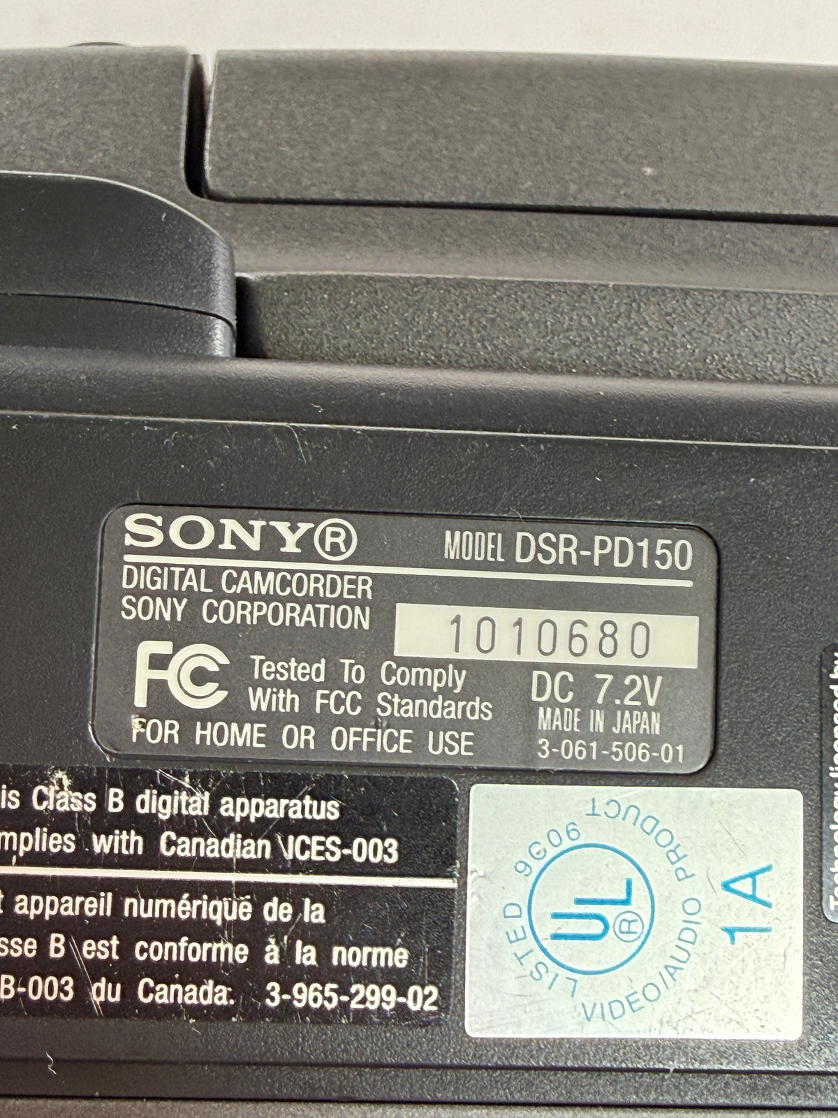 Sony DSR-PD150 Professional 3CCD / DVCAM Mini DV Camcorder