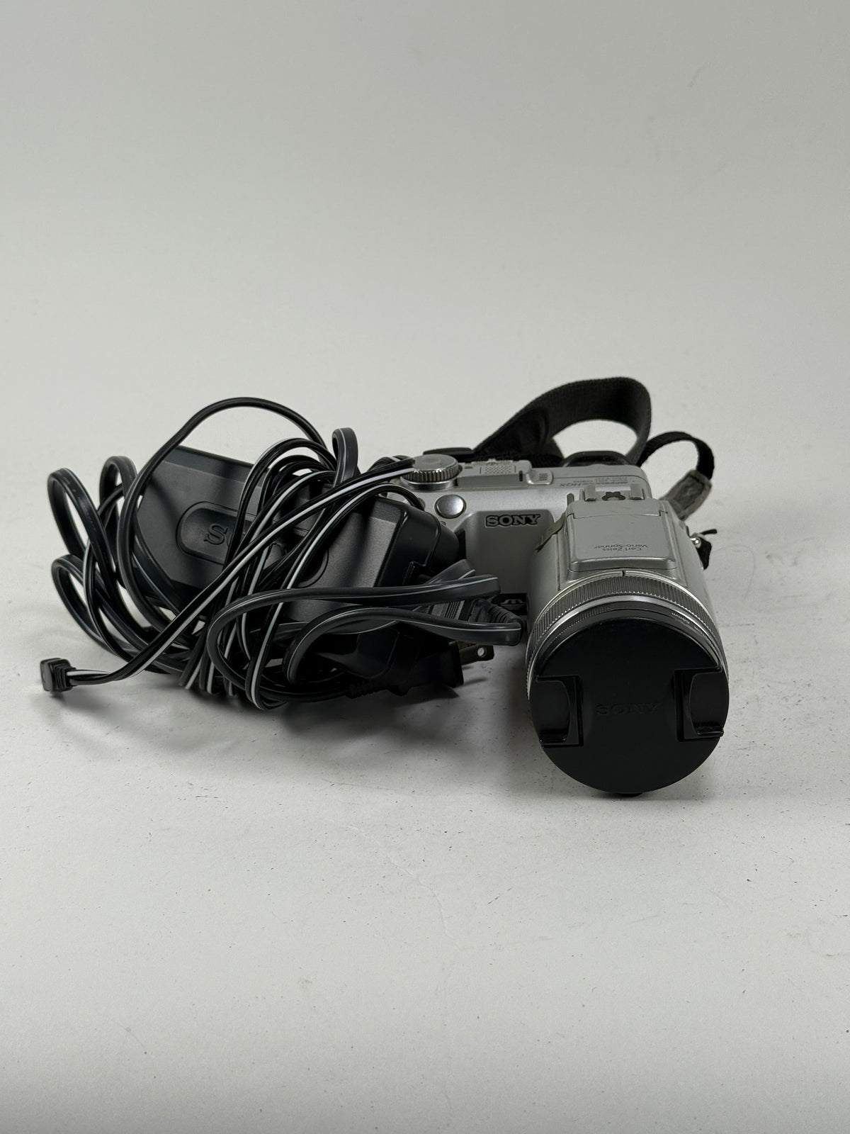Sony Cyber-shot DSC-F717 5MP Zeiss NightShot Digital Camera