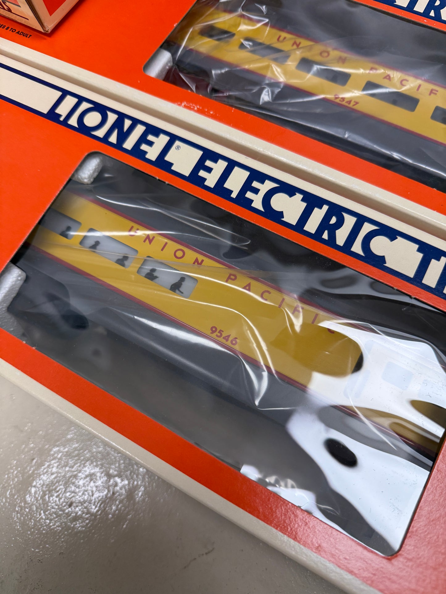 Lionel O Gauge Union Pacific Smooth Side Passenger set with DASH-8 40C locomotive