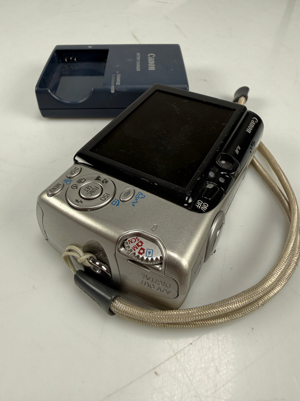 Canon PowerShot SD700 IS Digital Camera 6.0 MP Battery and charger