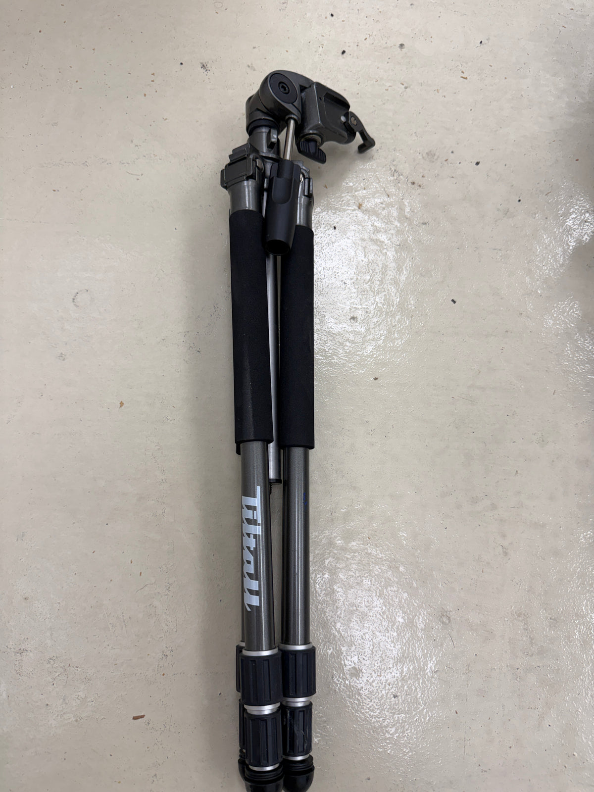 Tiltall Tripod Grey Metal with head