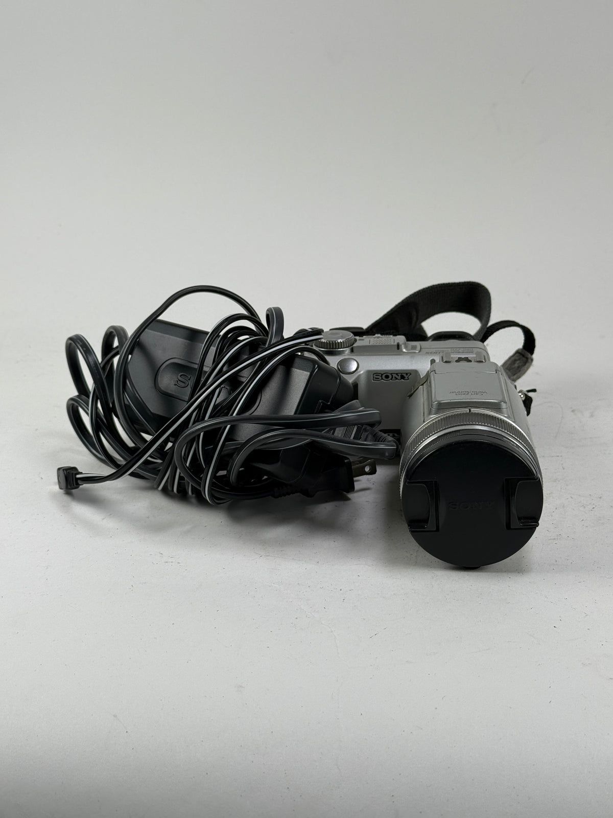 Sony Cyber-shot DSC-F717 5MP Zeiss NightShot Digital Camera