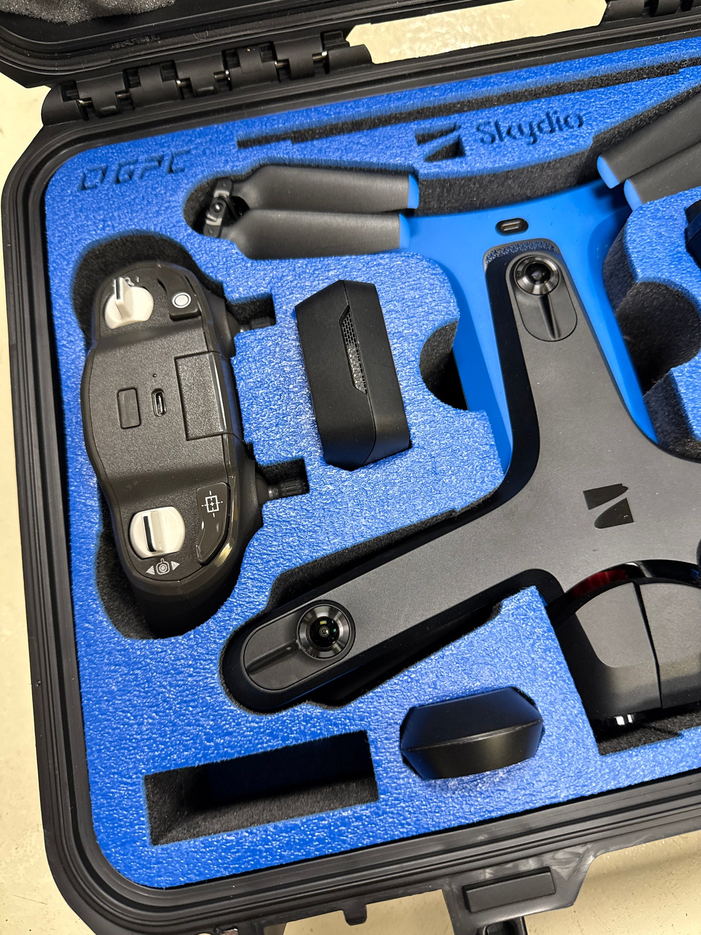 Skydio 2 Drone Bundle SDRC2V1 – 3 Batteries, Controller, Charger, Case, Beacon