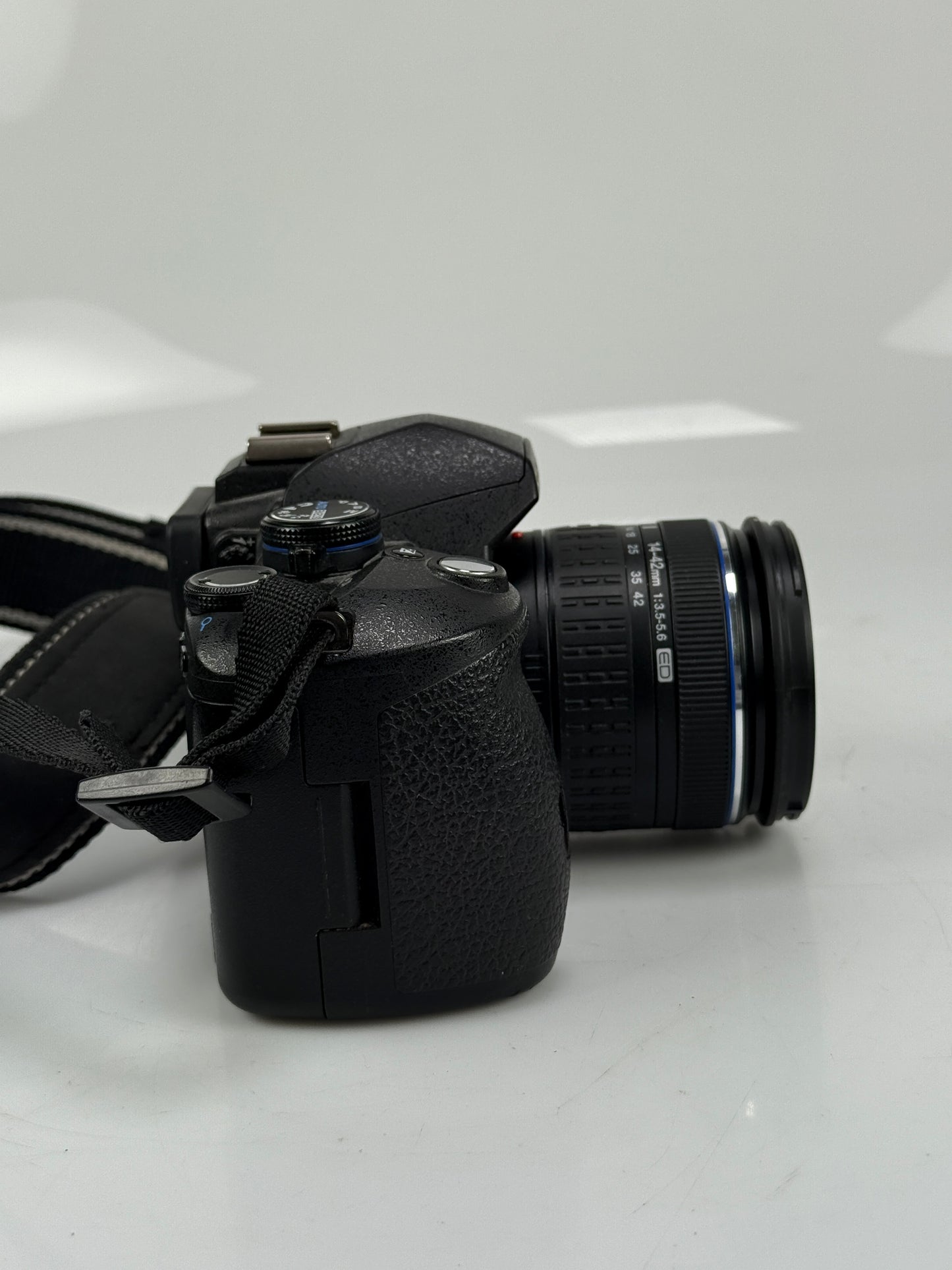 Olympus E-520 camera 10.0 MP DSLR 14-42mm Lens