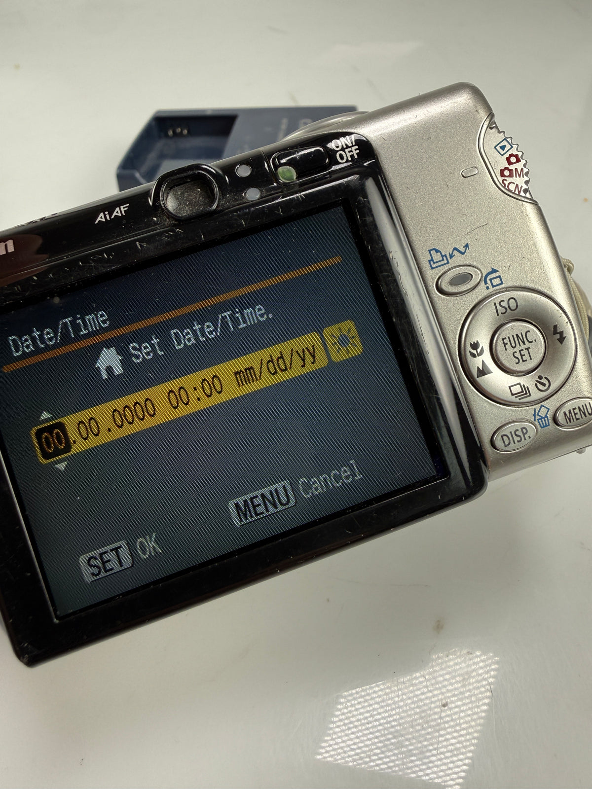 Canon PowerShot SD700 IS Digital Camera 6.0 MP Battery and charger
