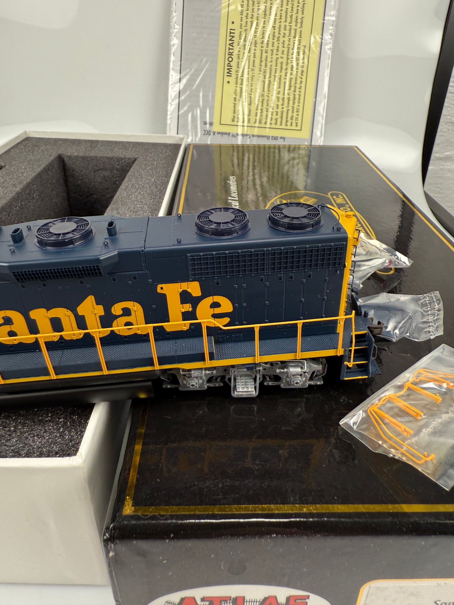 ATLAS master gold HO 10000 SANTA FE # 2326 HO GP-38 low noise locomotive w/ DCC & Sound