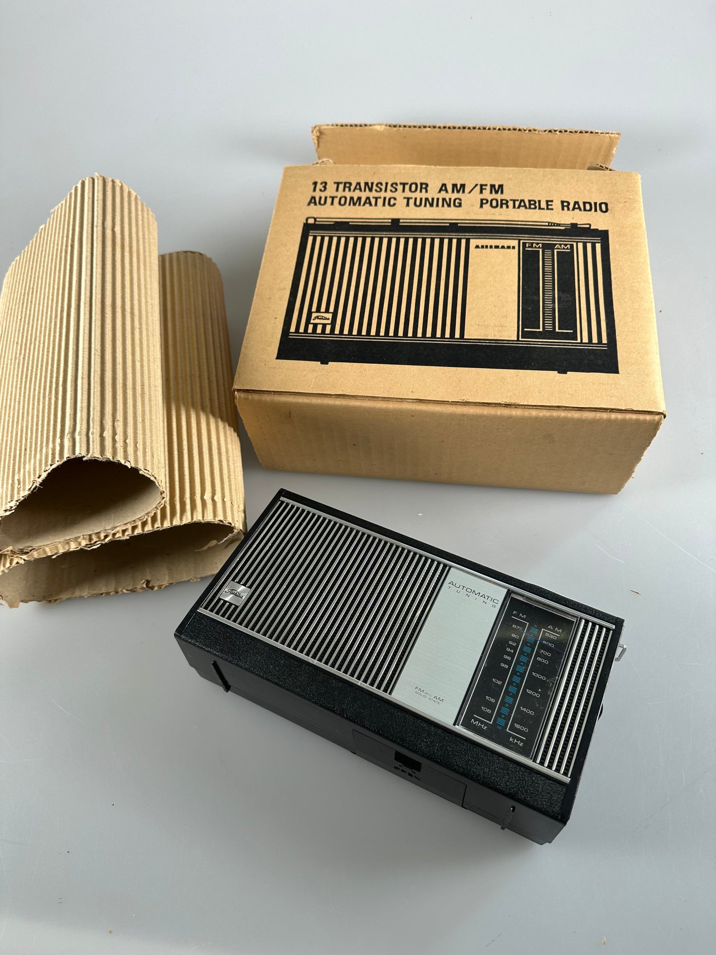 NOS Toshiba 13 Transistor radio AM/FM automatic tuning portable 13M-927F