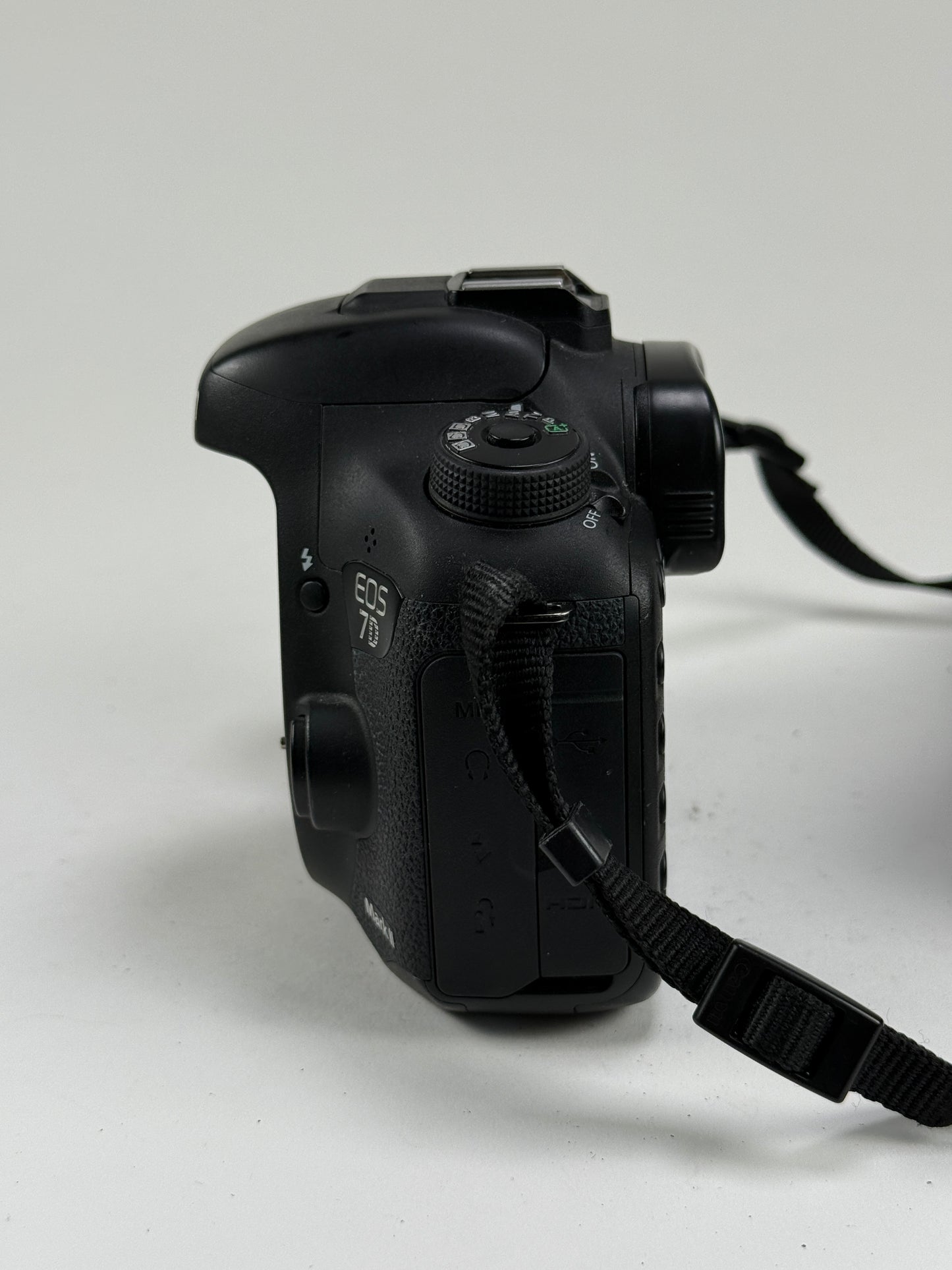 Canon EOS 7D mark II 20.2MP Digital SLR Camera Body