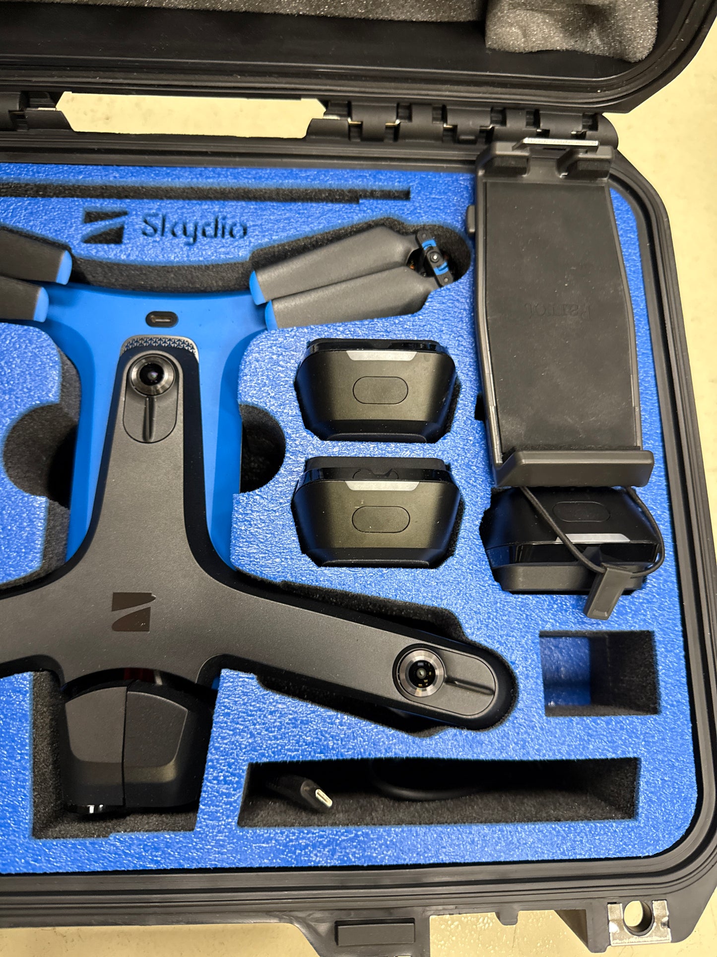 Skydio 2 Drone Bundle SDRC2V1 – 3 Batteries, Controller, Charger, Case, Beacon