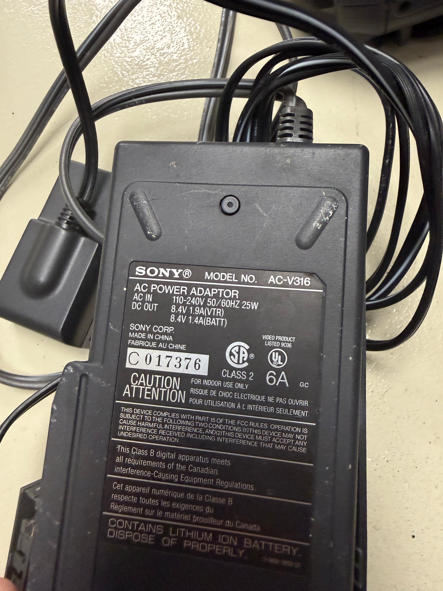 Sony CCD-TR910 NTSC Handycam Video Hi8 8mm Camcorder