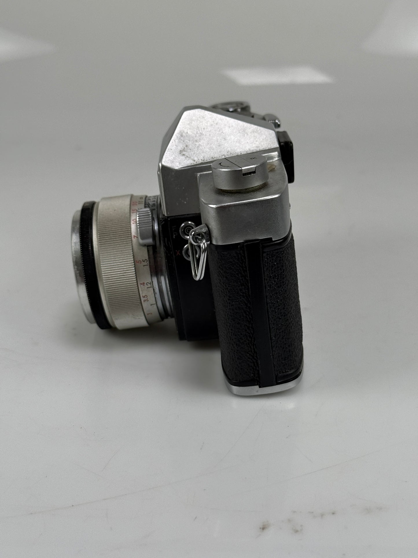 Wards SLR 500 w/ Tominon 5cm 50mm f2 Tomioka M-42 mount lens
